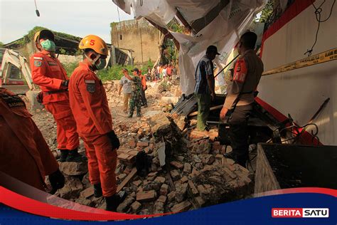 Polisi Olah Tkp Gedung Ambruk Yang Tewaskan Orang