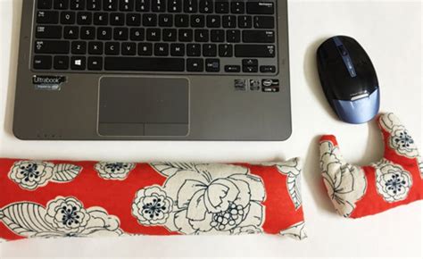 10 Comfy Diy Wrist Rests Crafts And Diy