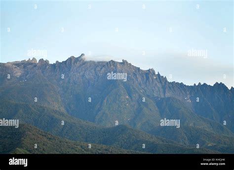 Vista Del Monte Kinabalu En Ma Ana Monte Kinabalu Es Una Monta A En