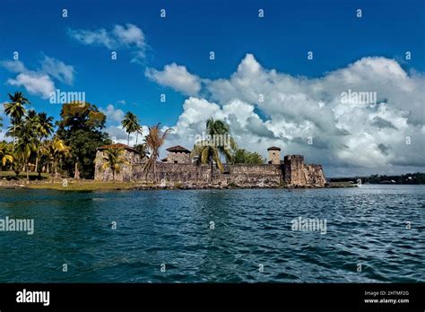 Castillo De San Felipe De Lara En El Lago Izabal R O Dulce Guatemala