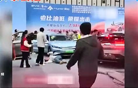 Une voiture électrique chinoise devient folle et fonce dans une foule