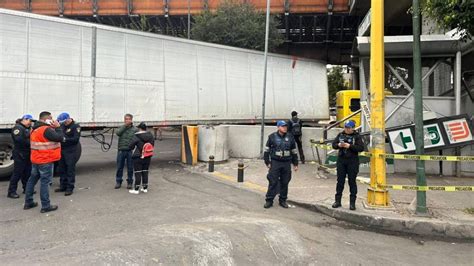 Tr Iler Se Atora En Un Puente De La Avenida Ocean A Y Complica La