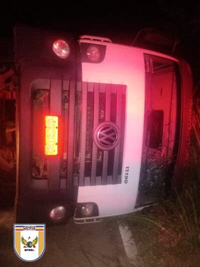 Caminhão tomba e bate em carro na MG 353