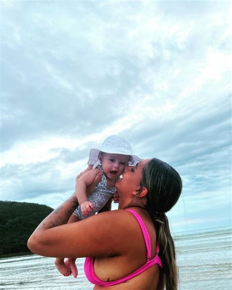 Mc Loma Curte Dia De Praia A Filha E Se Diverte Mini Senhora