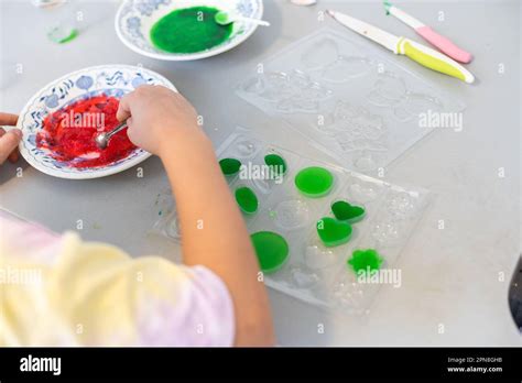 Los Niños Están Aprendiendo Y Haciendo Experimentos Científicos Niña