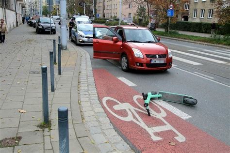 Wypadek we Wrocławiu Studentka na hulajnodze potrącona przez samochód