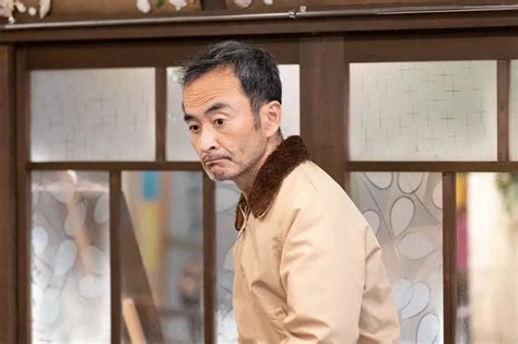 連続テレビ小説「ちむどんどん」第114話。営業を再開した「ちむどんどん」に来店した客・藤田（古舘寛治）（c）nhk ― スポニチ