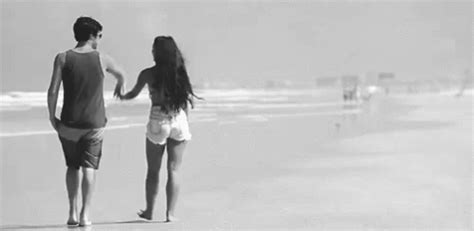 Cute Beach Couple GIF - Boyfriend Girlfriend Sweet - Discover & Share GIFs