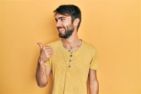 Joven Hispano Vestido Con Ropa Informal Sonriendo Con Cara Feliz