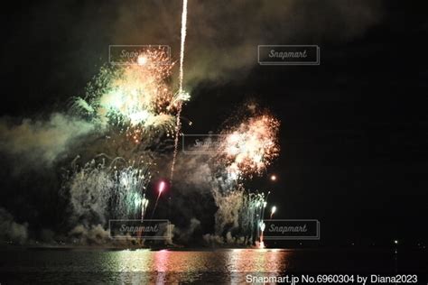 夜空に打ち上げられる花火の写真・画像素材 6960304 Snapmart（スナップマート）