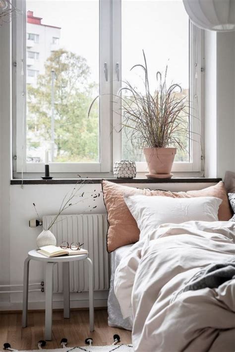 Thiết kế nội thất phòng ngủ chung cư dịu dàng với tông màu nude và đất nung