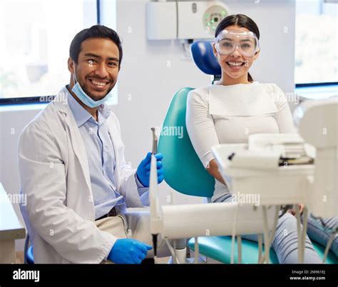 Mis Dientes Se Ven Increíbles Gracias A Mi Dentista Retrato De Una Mujer Joven Que Tiene Una