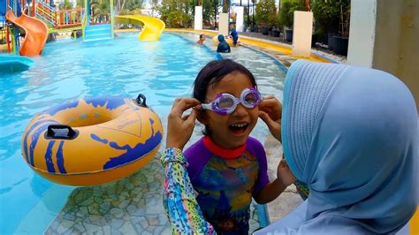 Kolam Renang Anak Kecil Belajar Berenang Dan Bermain Air Di Waterboom