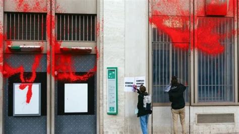 Des Agences Bnp Paribas Peintes En Rouge Des Militants D Noncent Un