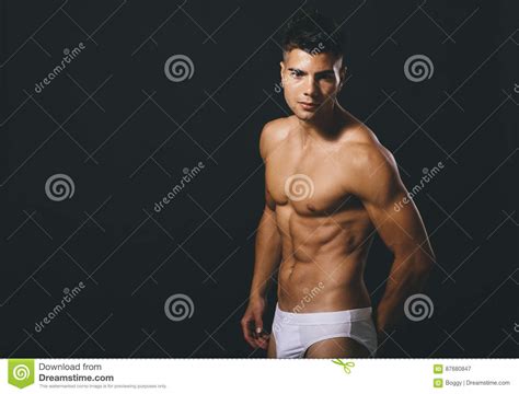 Hombre Joven Muscular Que Presenta En El Estudio Imagen De Archivo