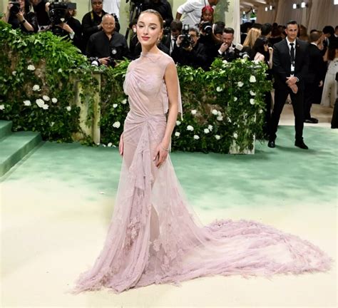 Victoria Beckham S Dreamy Creation For Phoebe Dynevor At The Met Gala