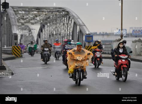 Traffic Bridge Vietnam Hue Fotos Und Bildmaterial In Hoher Aufl Sung