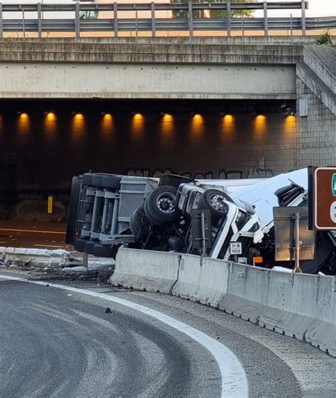 Grave Incidente Al Casello Di Rivoli Bruere Tir Carico Di Carne Invade