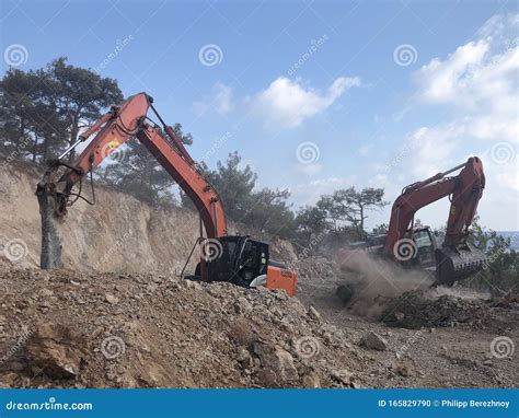 Excavadora De Tierra En Movimiento Con Mucho Polvo Durante Las Obras De