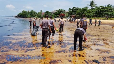 Pertamina Targetkan Empat Hari Pantai Balikpapan Sudah Bersih Dari