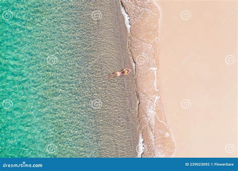 Vista Superior Joven Hermosa Mujer Desnuda En Un Sombrero Tumbado Y