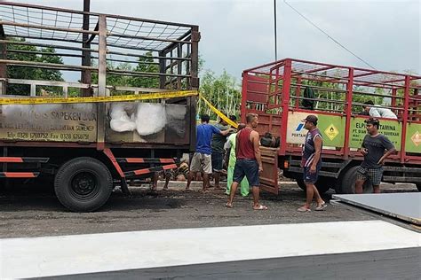 Empat Mobil Pemadam Kebakaran Dikerahkan Padamkan Api Yang Melalap Truk