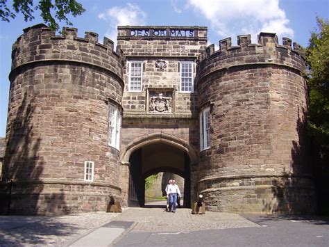 Parts of a Medieval Castle: The Gatehouse - Medieval Britain