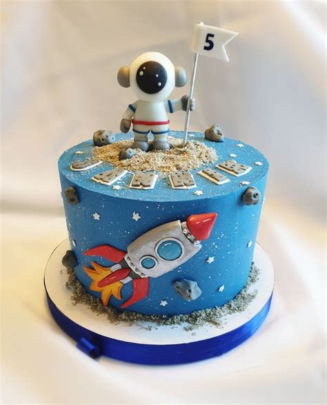 Eine Torte Mit Rakete Und Kosmonauten Planeten Torten F R Jungs