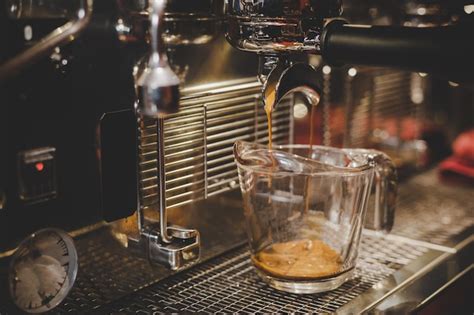 Barista Mit Kaffeemaschine Im Caf Kostenlose Foto