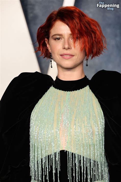 Jessie Buckley Flaunts Her Nude Tits At The 2023 Vanity Fair Oscar