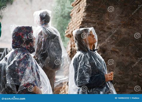 Pessoas Sob Capa De Chuva Em Tempo Chuvoso Foto De Stock Imagem De