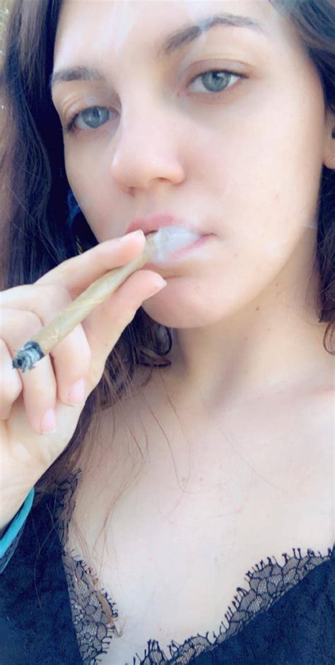 Pretty Eyed Babe Scrolller