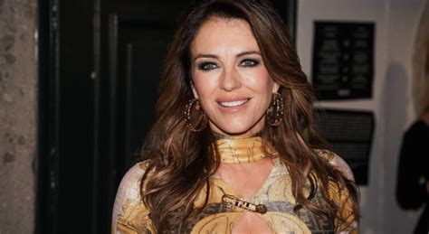 Ans Elizabeth Hurley S Affiche En Bikini Et Fait Sensation