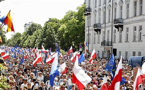 Pologne 500 000 personnes manifestent à Varsovie contre le