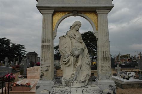 La S Pulture De Victor Auguste Poulain Mise En Valeur Au Cimeti Re De