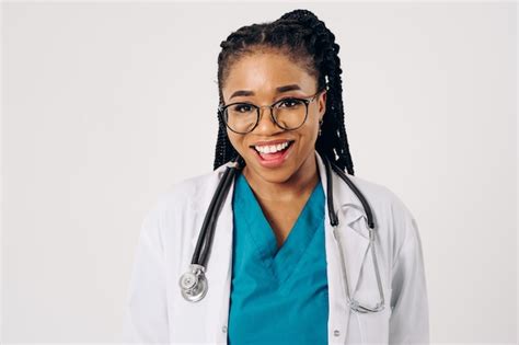 Retrato De Una Doctora Africana Con Matorral Y Bata De Laboratorio Con