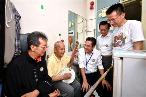 Accompanied By The Chairman Of The Sham Shui Po District Council Mr