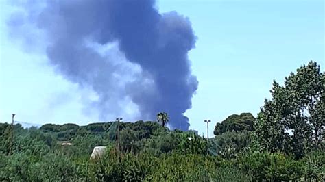 Modugno Incendio In Un Capannone Alla Zona Industriale Vigili Del