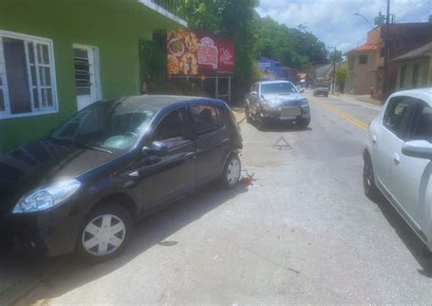 Colis O Entre Dois Carros Registrada Na Primeiro De Maio