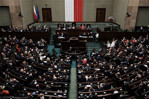 Sejm Dzi G Osowanie Nad Ustaw S Dow Kt Ra Ma Odblokowa Rodki Z