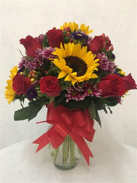 Arreglo Floral Con Girasoles Y Rosas Rojas Mrs Flowers