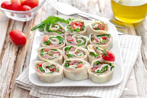 Rotolo Di Mozzarella Con Prosciutto Crudo Rucola E Pomodorini