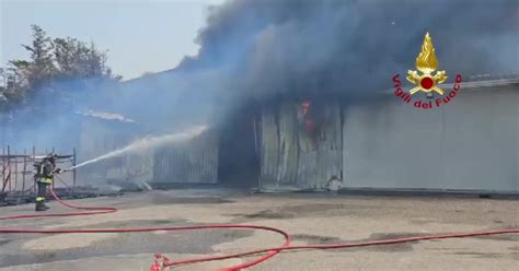 Crotone Deposito Di Mezzi Agricoli In Fiamme A Papaniciaro 30 Vigili