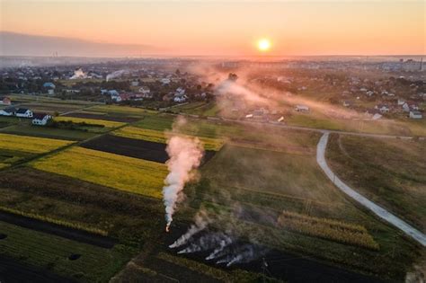 Vista aérea de hogueras de desechos agrícolas de pasto seco y rastrojo