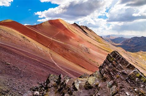 Rotes Tal Am Vinicunca Regenbogenberg In Peru Stockfoto Bild Von