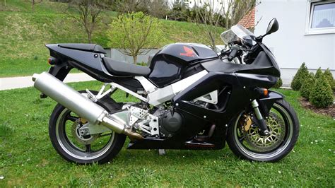 Honda CBR 900 RR SC44 Fireblade Biete Motorrad