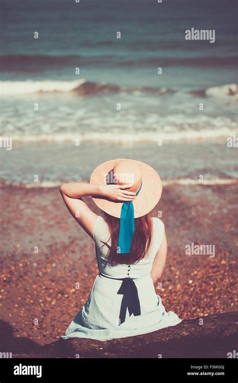 Belle Jeune Fille Assise Historique Sur La Plage Dans Une Robe Bleue Et