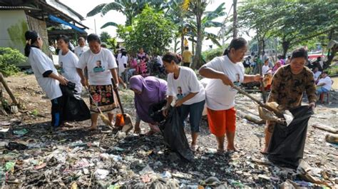 Jaga Lingkungan Komunitas Nelayan Pendukung Ganjar Bersihkan Pesisir