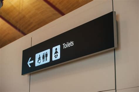 Kiat Aman Menggunakan Toilet Umum