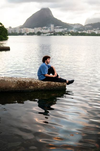 Homem Triste E Contemplativo Sentado Beira Do Lago Foto Gr Tis